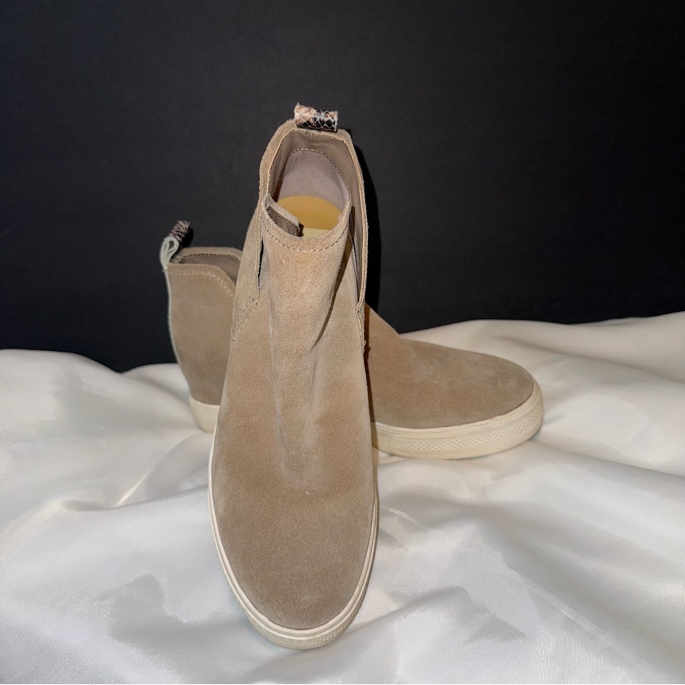 Women's 8.5 Beige Tan Suede Ankle Wedge Slip-on Boots Casual